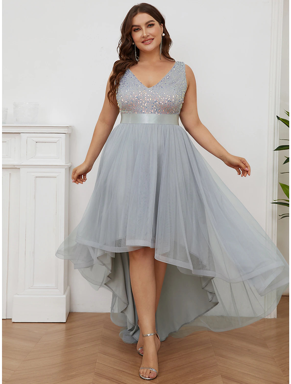Abito da damigella d'onore a trapezio, scollo a V, senza maniche, elegante, asimmetrico, con paillettes e balze